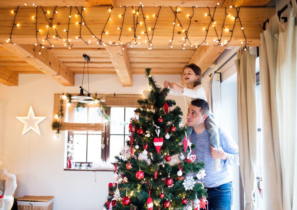 a karácsonyi dekoráció elemei a fényfüzér fénycsokor és fényfüggöny